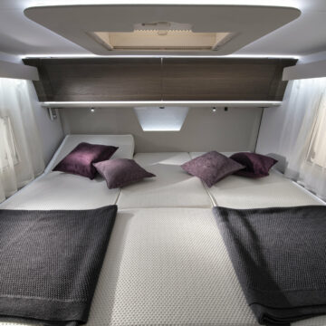 Avtodom Adria Sonic Supreme 700 DL - združeni postelji