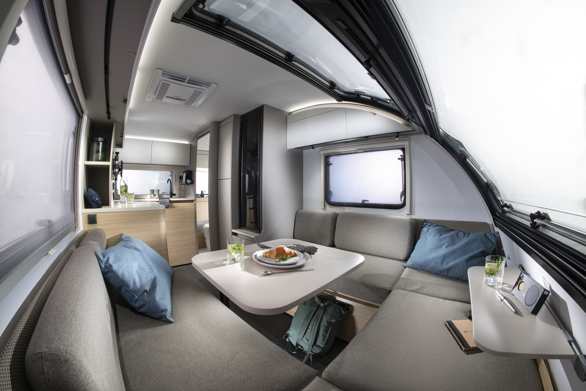 Notranjost prikolice Action 391 LH