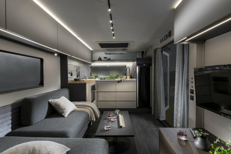 Astella 704 HP - notranjost ponoči