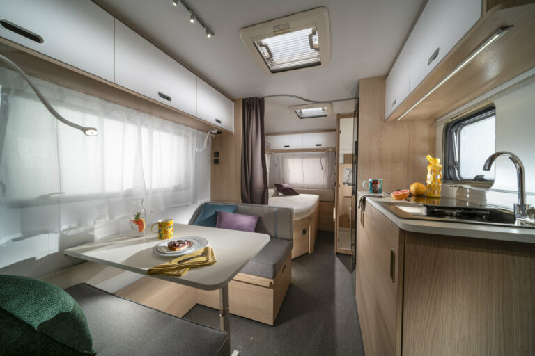 Notranjost Avive 472 PK