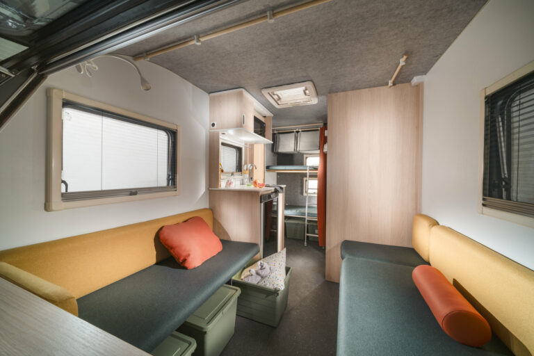 Notranjost prikolice Aviva Lite