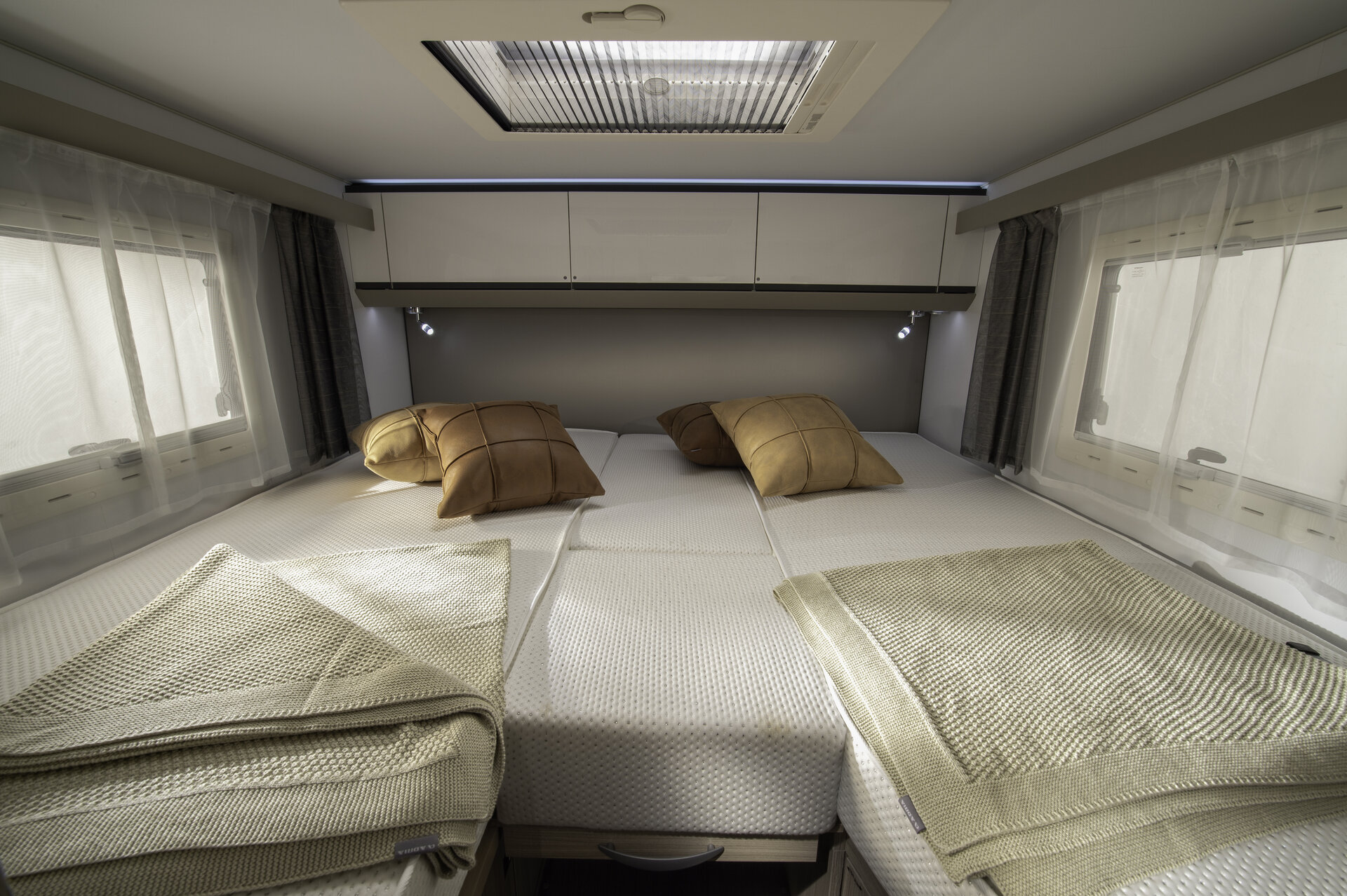 Avtodom Compact Plus DL - združeni postelji