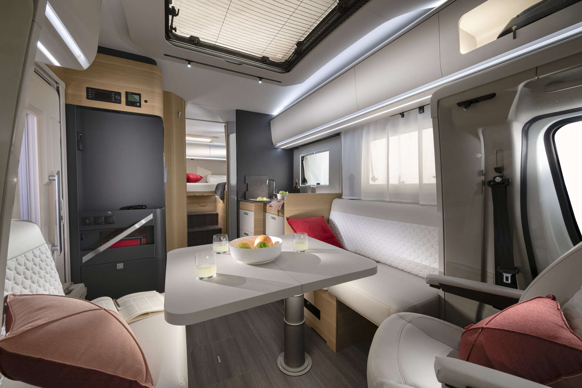 Coral Axess 650 DL - notranjost - odprta miza