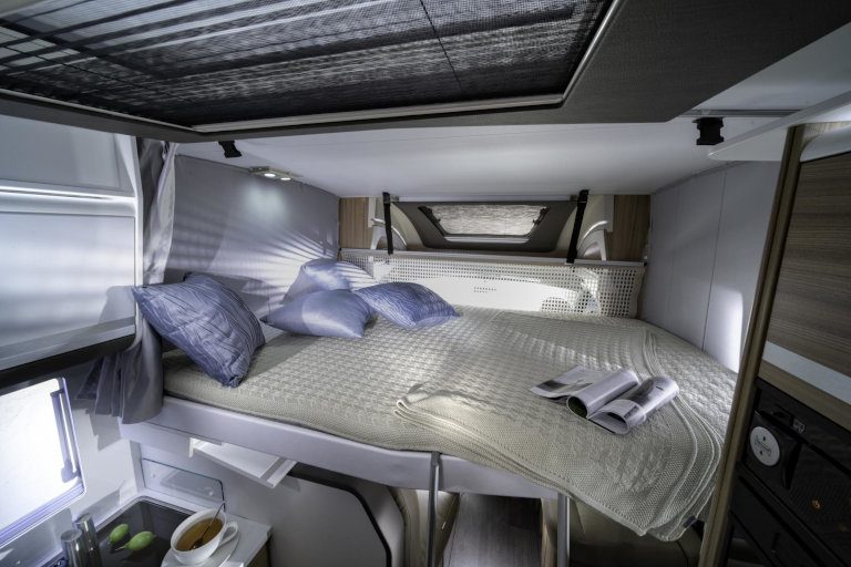 Udobna postelja v Adriinem avtodomu Matrix Plus